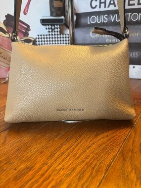 Marc Jacobs M0015322 Pebbled Leather Crossbody Bag Beige Tan Adjustable Strap